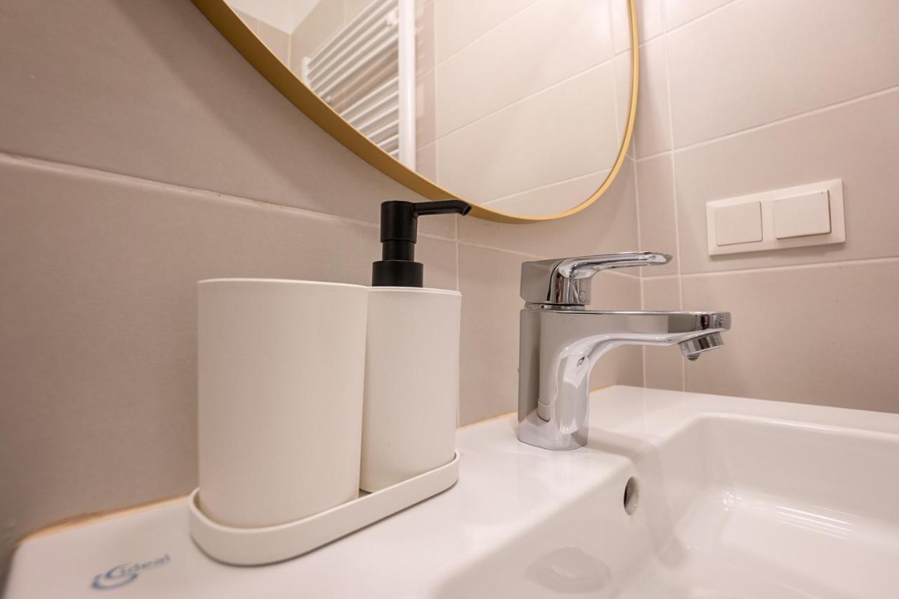 Stylish Apartment With Dedicated Working Space And Super King-Size Bed Located Between City Centre And Donau River Bécs Kültér fotó