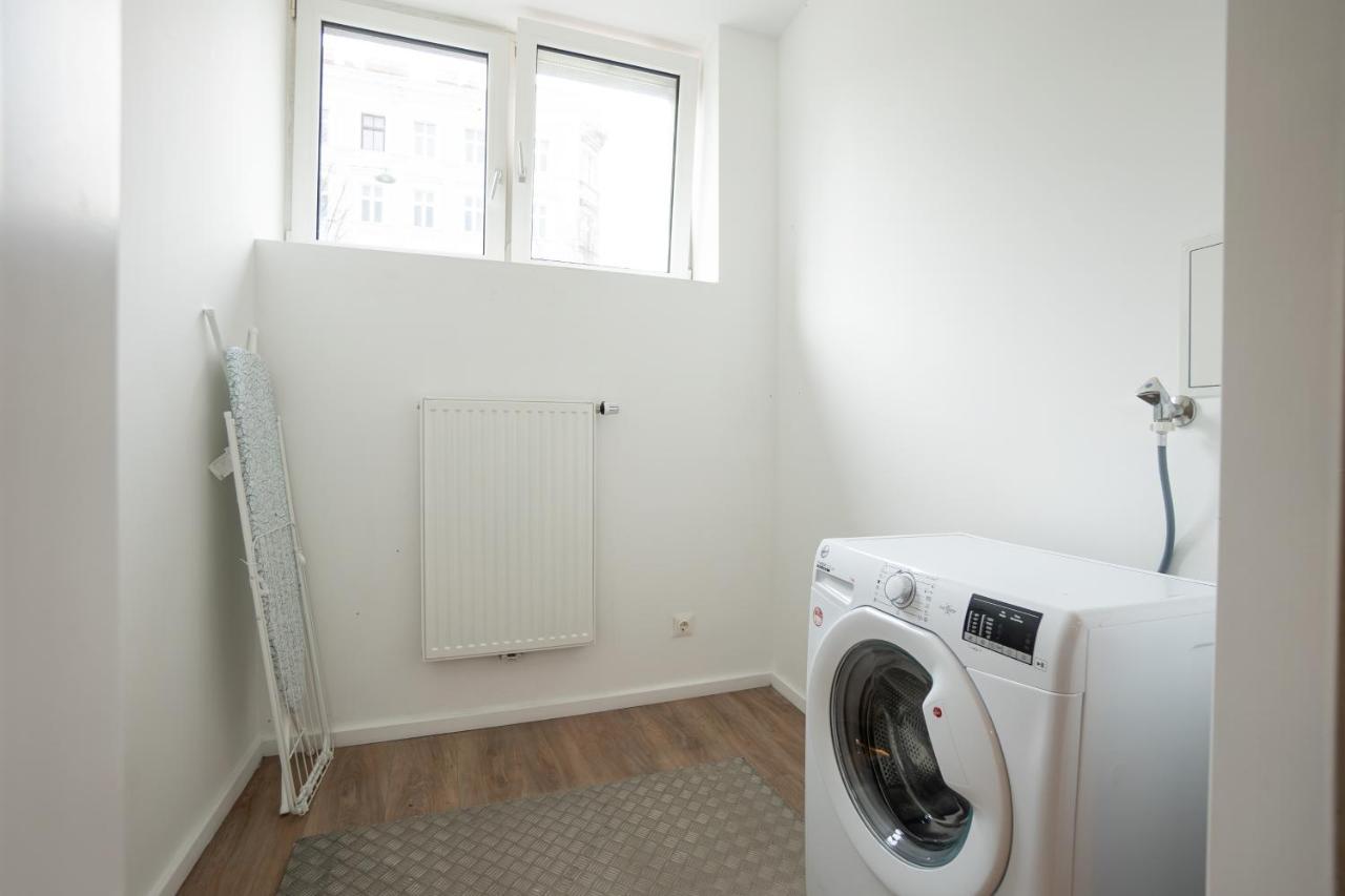 Stylish Apartment With Dedicated Working Space And Super King-Size Bed Located Between City Centre And Donau River Bécs Kültér fotó